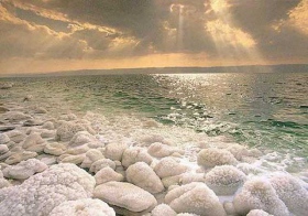 А это - вода на минуточку... Мертвое Море.